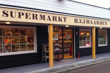 Verbouwen winkel Van Iwaarden te Groede